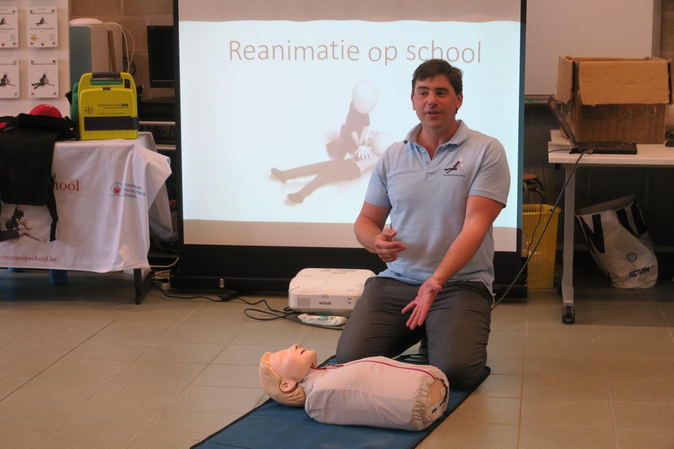 presentatie reanimatie met aed op school