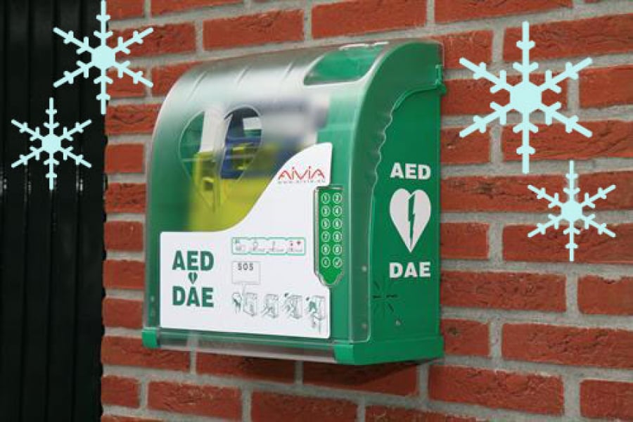 AED in een verwarmde buitenkast tijdens de winter