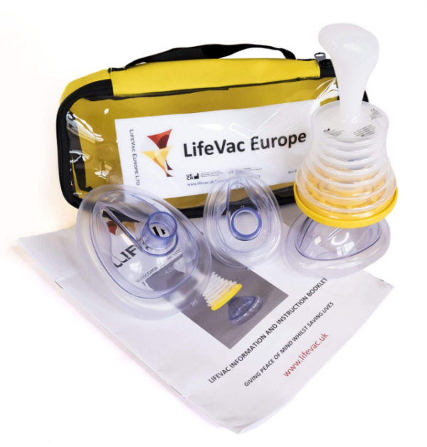 LifeVac Travel Kit met handbediend afzuighulpmiddel, maskers en geel draagtasje
